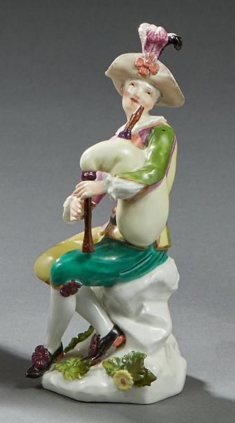 MEISSEN 
Figurine en porcelaine représentant Arlequin assis sur une souche jouant...