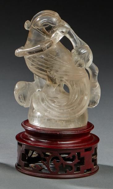 CHINE 
Deux figurines en cristal de roche sculpté, l'une représentant un canard mandarin...