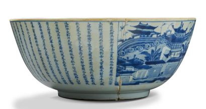 CHINE 
Grand bol circulaire en porcelaine décoré en bleu sous couverte, portant sur...