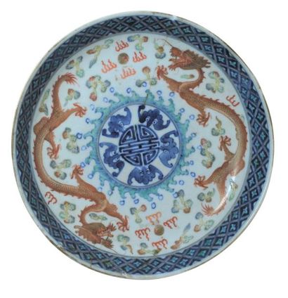 CHINE 
Plat circulaire en porcelaine décoré en rouge de fer de deux dragons pentadactyles...
