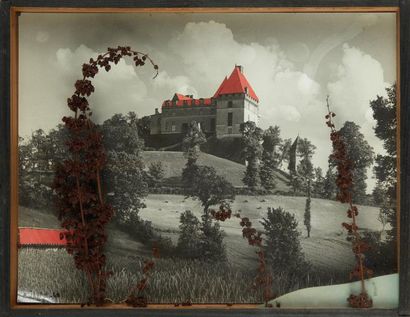PIERRE JAHAN (1909-2003) 
Photomontage figurant une maison aux toits rouges (collés)...