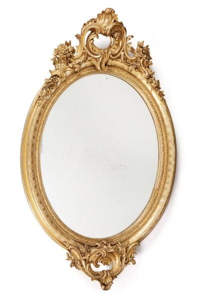 null Important miroir de forme ovale en bois et stuc doré à décor de larges godrons...