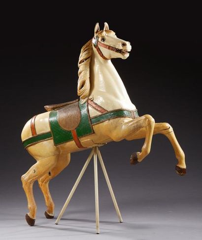 null Rare cheval de carrousel en tilleul sculpté et laqué sous la forme d'un pur-sang...
