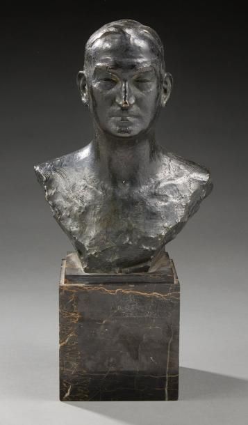 Naoum ARONSON (1872-1943) 
Buste d'homme en bronze ciselé et patiné. Rare épreuve...