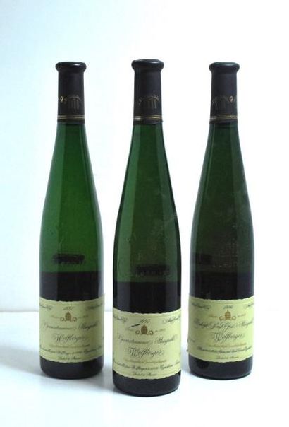 null Ensemble de trois bouteilles comprenant :

- Deux	 bouteilles de Gewurtztraminer...