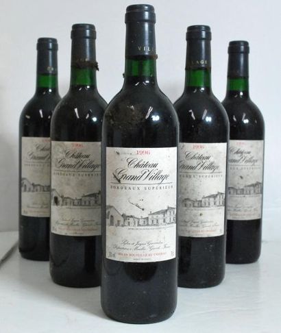 null Six bouteilles de Château Grand Village, Bordeux Supérieur, 1996.