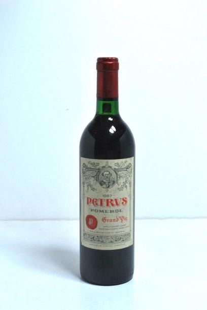 null Une bouteille de Petrus, Pomerol 1987.