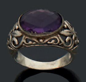 null Bague demi jonc en argent (925) ornée d'un améthyste ovale, l'épaulement ajouré.
Tour...