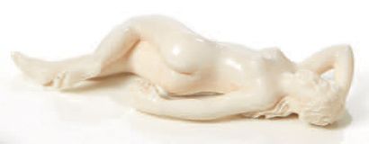 null Petite sculpture en ivoire représentant une femme nue allongée.
Travail vers...