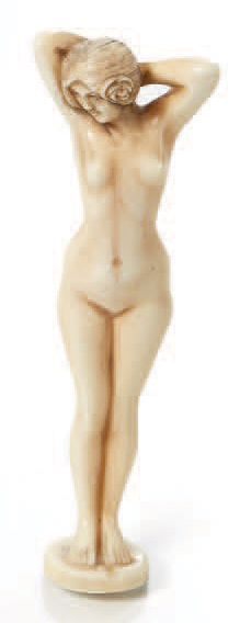 null Petite sculpture en ivoire représentant une femme nue debout.
Travail vers 1930.
H.:...