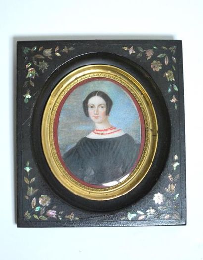École FRANÇAISE vers 1815 
Portrait de femme en robe noire et parure de corail.
Miniature...