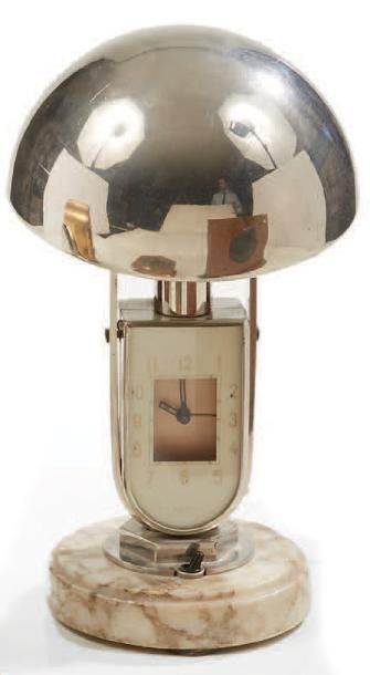 MOFEM 
Lampe de bureau champignon en métal chromé à fût.
Réveil de marque Mofem.
H.:...