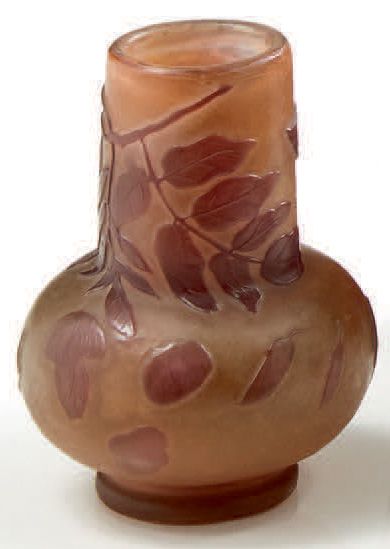 Établissements GALLÉ (1904-1936) 
Vase soliflore en verre multicouche à décor floral...