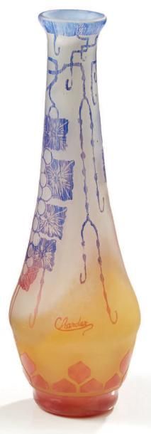 CHARDER 
Vase en pâte de verre à décor floral polychrome. Signé.
H.: 32 cm
