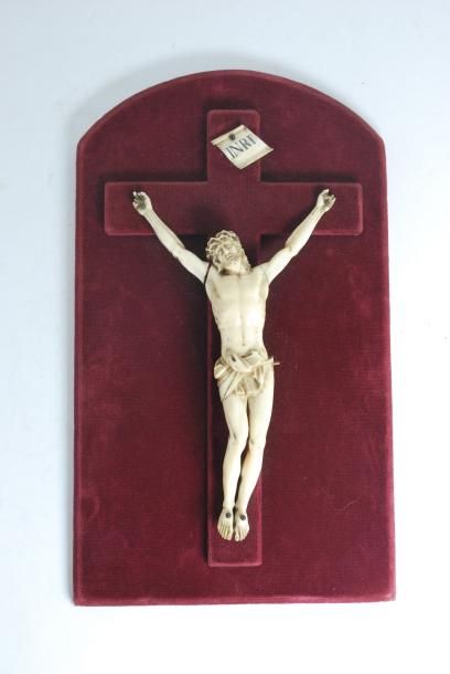 null Crucifix en ivoire sculpté.
(certicicat C.C.I.Paris joint).
H. 22cm
(lot non...