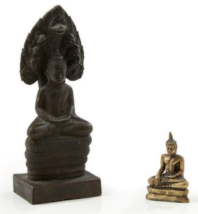 null Deux bronzes figurant Bouddha.
Travail asiatique du XIXe siècle.
H.: 5 et 14...