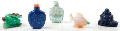 null Ensemble de cinq tabatières en pierre dure dont lapis-lazuli, jade et cristal...