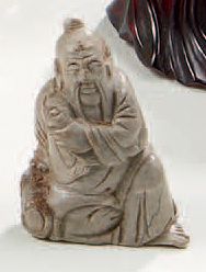 JAPON 
Figure en stéatite représentant un pêcheur assis tenant d'une main un poisson.
Premier...
