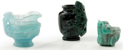 null Ensemble de trois petits vases en pierre dure dont jade et divers.
Travail asiatique.
H.:...