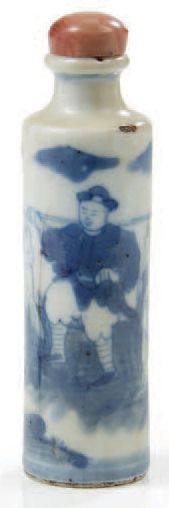 CHINE 
Flacon à priser en porcelaine et son bouchon.
XIXe siècle H.: 8,8 cm