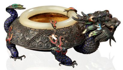 CHINE 
Brûle-parfum en forme de dragon à cing griffes en émaux peints cloisonnés...