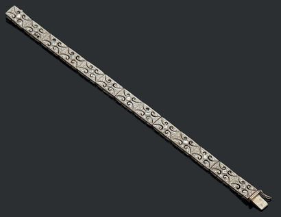 null Bracelet ruban souple ajouré en or gris 18K (750) serti de diamants taillés...