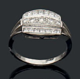 null Bague rivière en or gris 18K (750) sertie de trois lignes de diamants taillés...