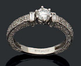 null Bague en or gris 18K (750) sertie d'un diamant taillé en brillant épaulé de...