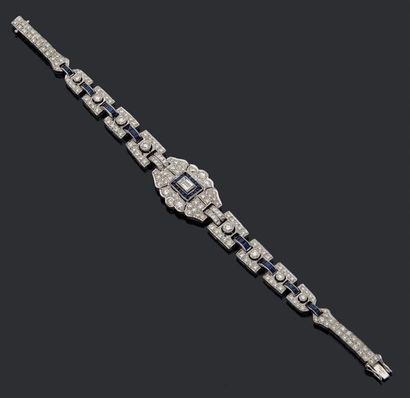 null Bracelet souple en or gris 18K (750) articulé de motifs en chute sertis de diamants...