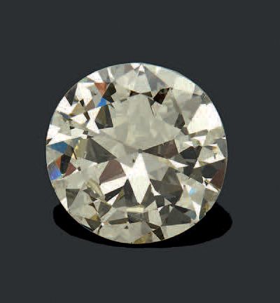null Diamant demi-taille.
Poids du diamant: 5,01 ct
Poids brut: 4,6 g
On y joint...