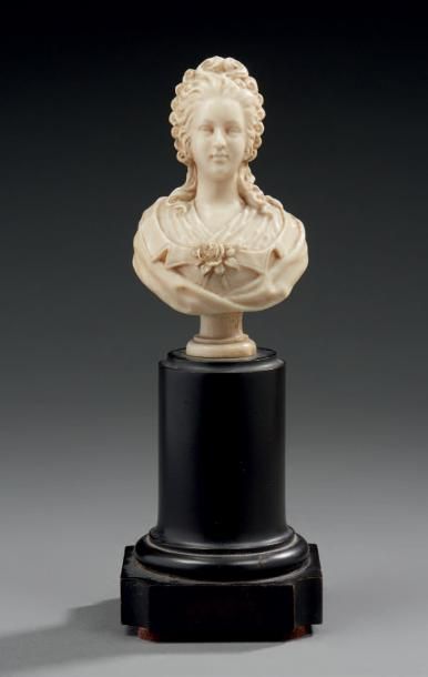 null Buste en ivoire sculpté représentant possiblement Marie-Antoinette, un bouquet...