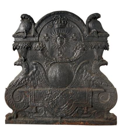 null Importante plaque de cheminée en fonte à décor des armes et du chiffre de Louis...