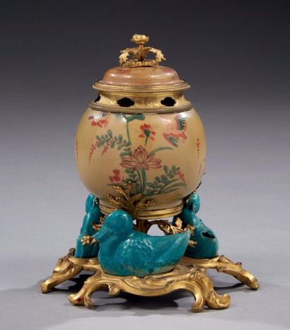 null Pot-pourri en bronze ciselé et céramique sous la forme d'un vase couvert à motifs...