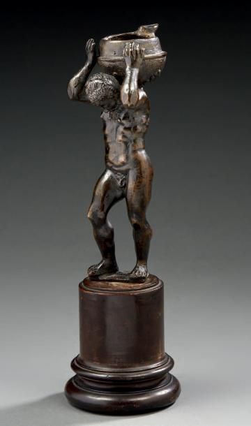 null Statuette en bronze patiné représentant un atlante portant sur ses épaules un...