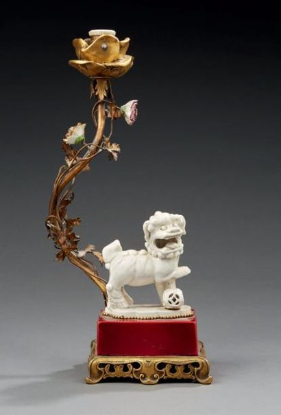 CHINE 
Figurine en porcelaine représentant un chien de Fö émaillé blanc tenant une...