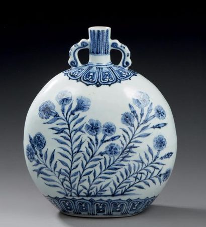 CHINE Vase gourde Bianhu, en porcelaine, à deux anses à la base du col formées de...