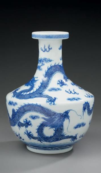 CHINE Vase balustre à épaulement en porcelaine décoré en bleu sous couverte de trois...