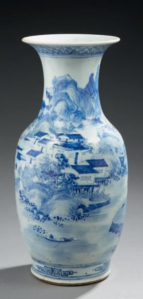 CHINE Vase balustre en porcelaine décoré en bleu sous couverte de maisons et de pagodes...