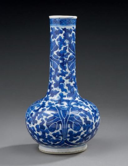 CHINE Vase bouteille à long col étroit, en porcelaine décoré en bleu sous couverte...
