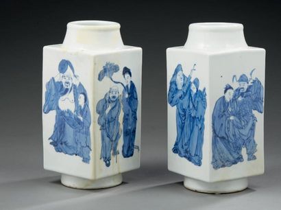 CHINE Paire de vases quadrangulaires à décor en bleu sous couverte de personnages...
