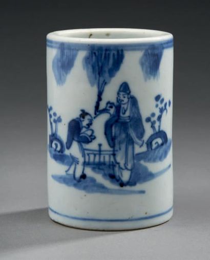 CHINE Porte-pinceaux en porcelaine de forme cylindrique décoré en bleu sous couverte...