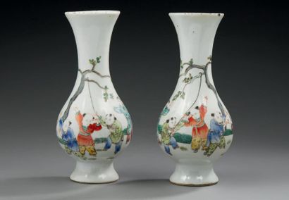 CHINE Paire de vases de forme balustre en porcelaine décorés en émaux de la famille...