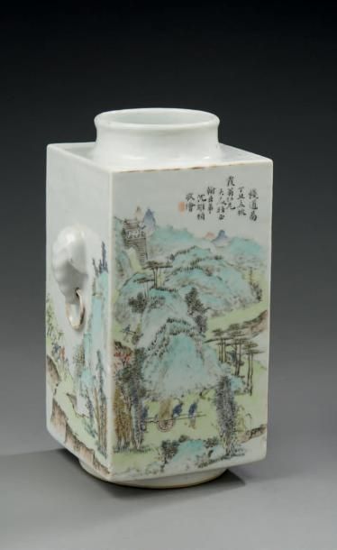 CHINE Vase quadrangulaire en porcelaine à deux anses figurant des têtes d'éléphants...