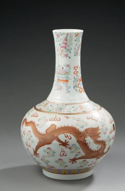 CHINE 
Vase de forme balustre en porcelaine décoré en émaux de la famille rose de...
