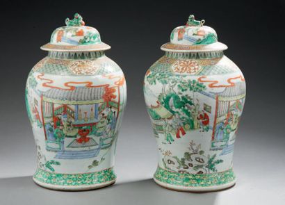 CHINE Paire de potiches de forme balustre en porcelaine, décorées en émaux de la...