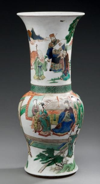 CHINE Important vase YenYen en porcelaine décoré sur deux registres horizontaux,...