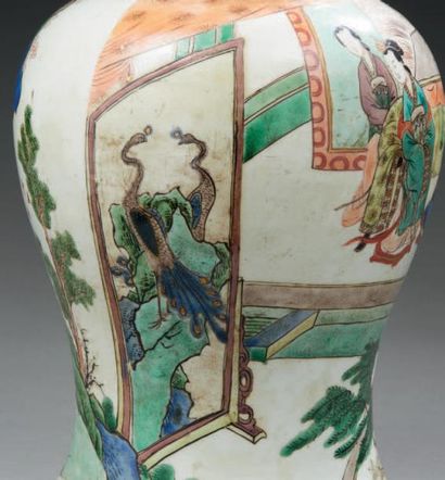 CHINE Important vase YenYen en porcelaine décoré sur deux registres horizontaux,...