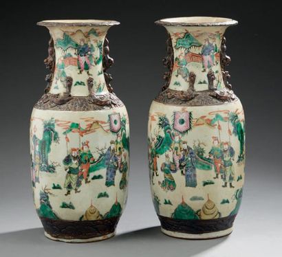 CHINE (NANKIN) 
Paire de vases en porcelaine de forme balustre décorés en émaux polychromes...
