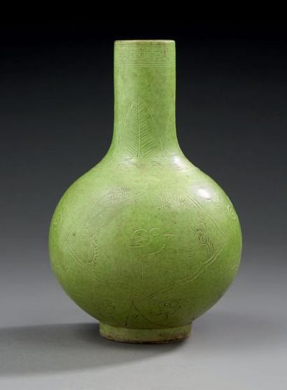 CHINE Vase bouteille en porcelaine monochrome verte à décor de nuages et de fleurs...