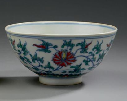 CHINE 
Bol circulaire en porcelaine décoré en émaux "doucai" de fleurs de lotus traitées...